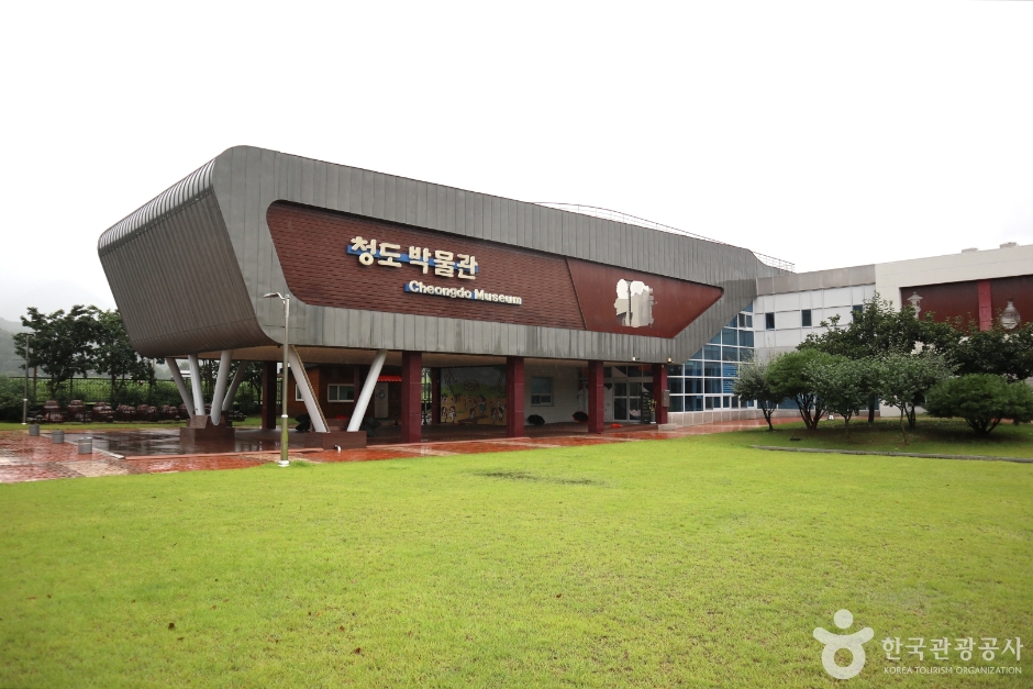 비에 젖은 잔디밭 너머 간판 건물